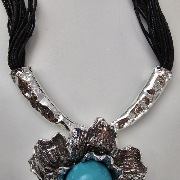 NWT Turquoise Antique Silver Metal Flower Pendant Faux Leather Necklace Set - Picture 8 of 11
